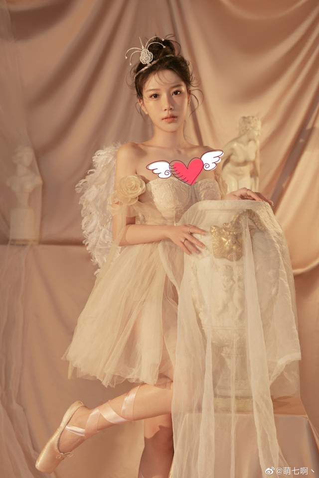 |美女萌七深夜痛哭，坦言自己很简单不会乱搞，水友：别哭了心疼