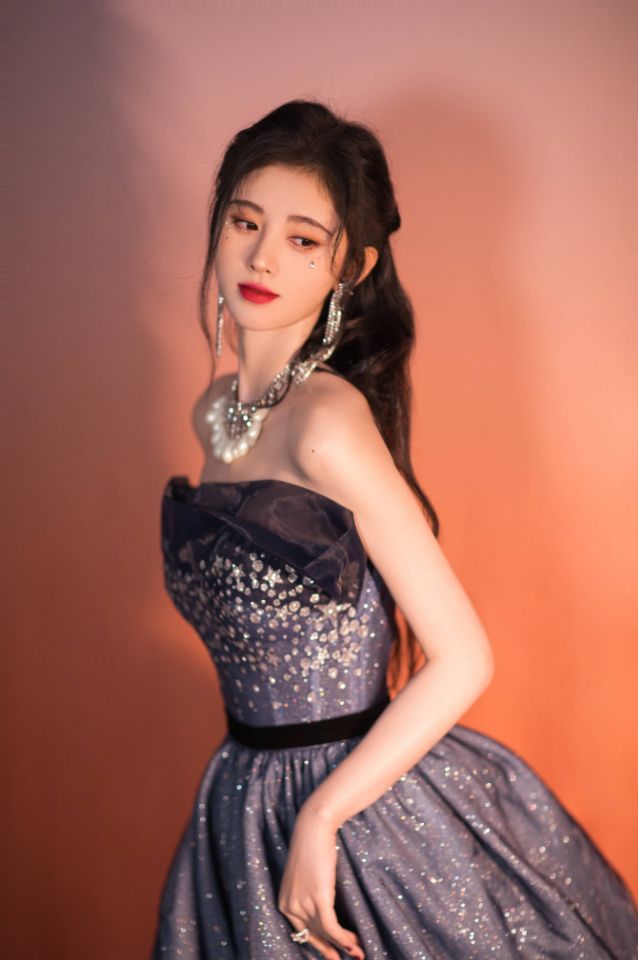 鞠婧祎|“四千年美女”鞠婧祎丁字泳衣照曝光，曲线堪比过山车。