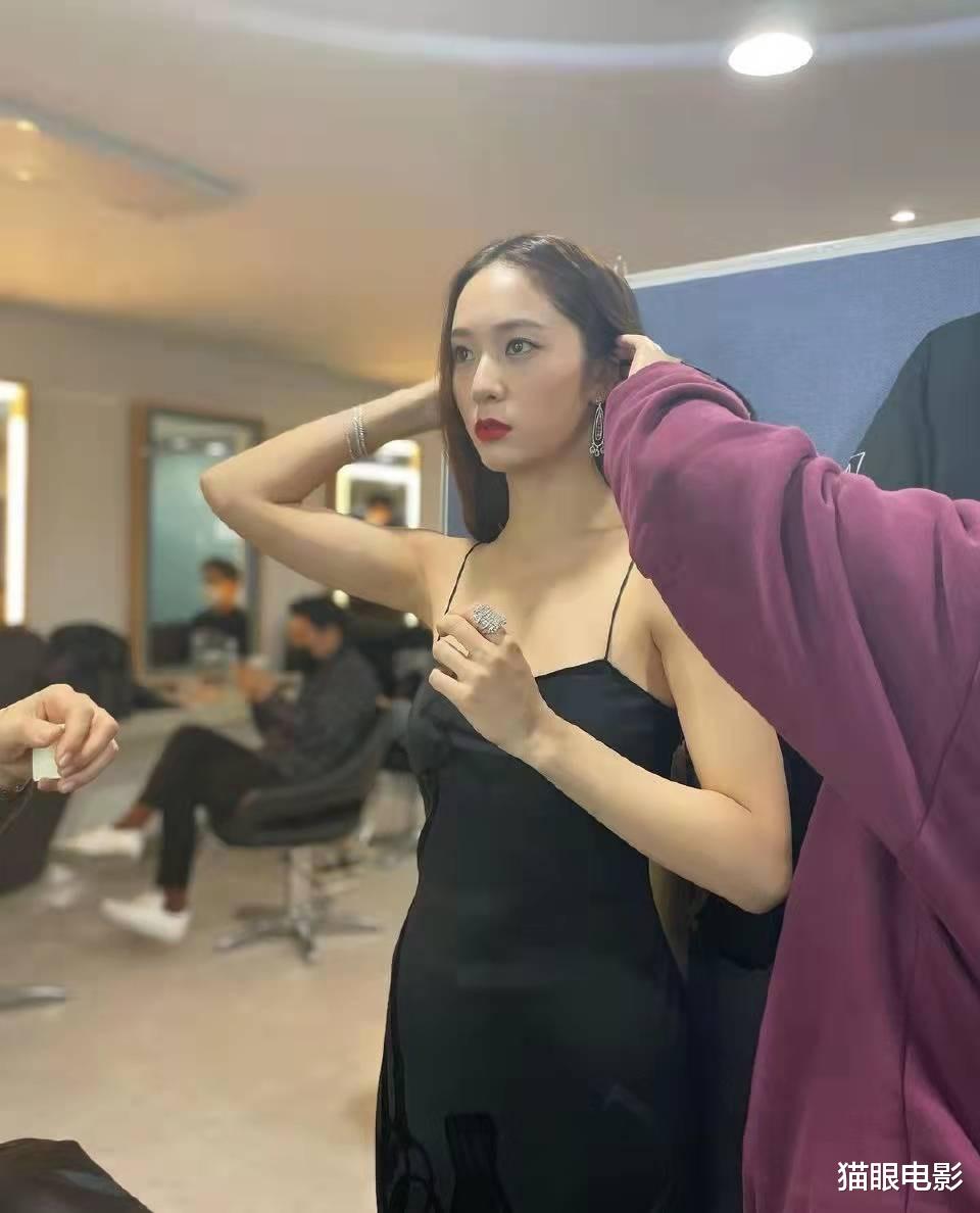 陈亚男|郑秀晶穿黑色吊带裙身材太绝！腰臀比例太吸睛，长发飘飘状态超好