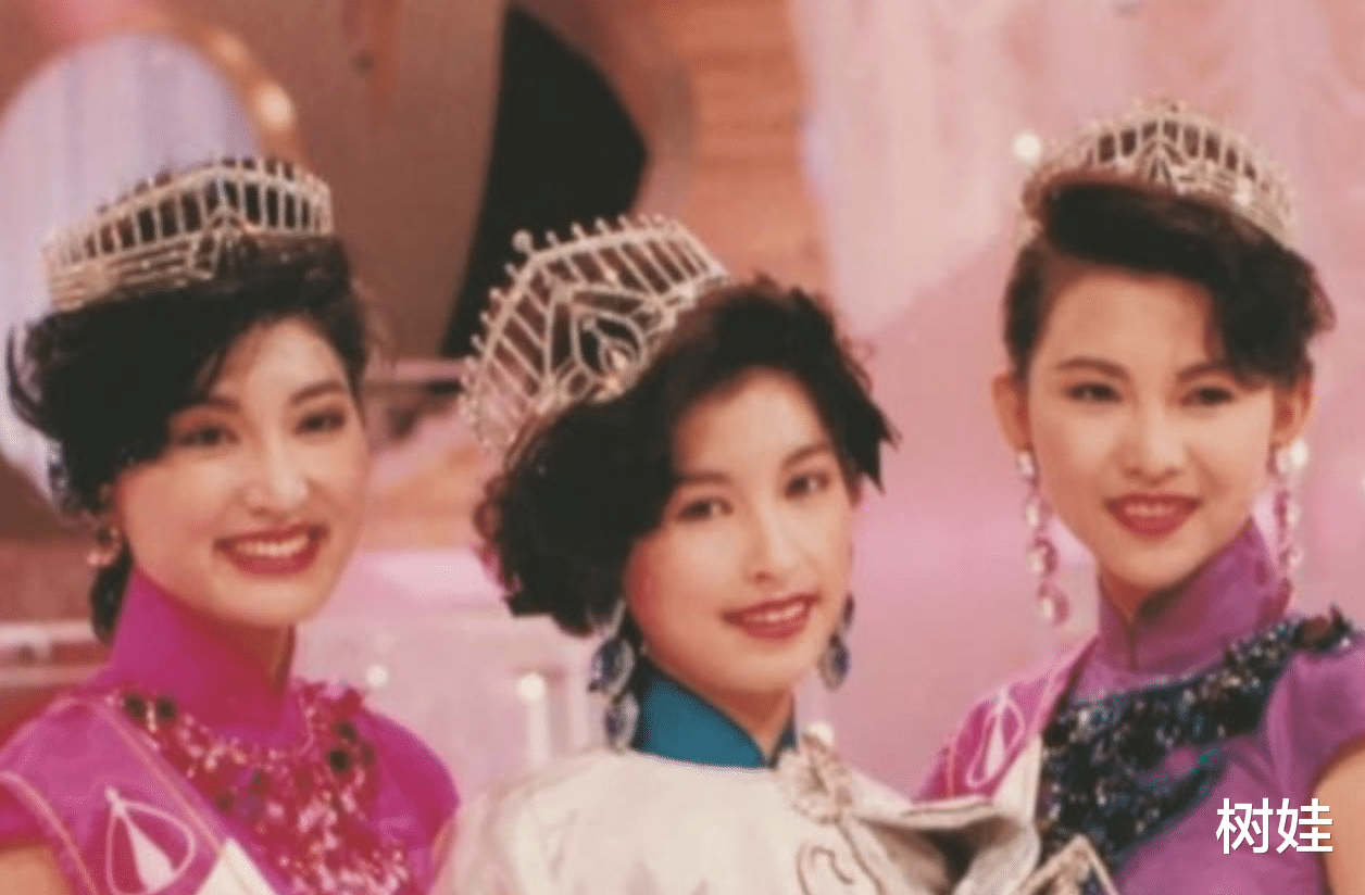 周嘉玲|50岁周嘉玲罕见晒夫妻合照，皮肤黝黑素颜露脸，印度丈夫头发花白