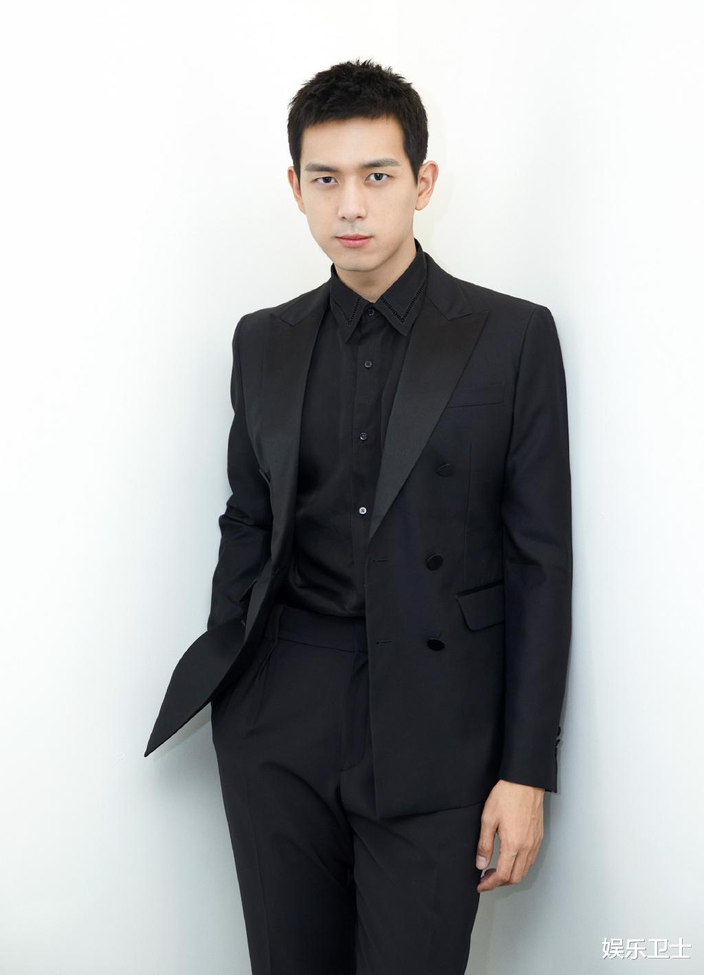 影帝|多品牌代言人被喊话解约，李现与THE9刘雨昕却率先翻车，使小动作遭质疑