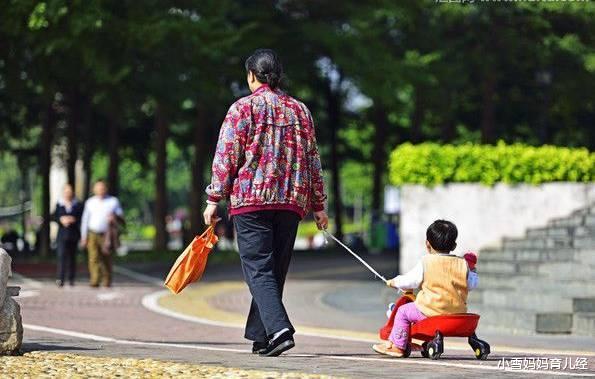 小雪妈妈育儿经|“爸妈一走,爷奶松手”,老人假带娃盛行,90后父母压力太大了