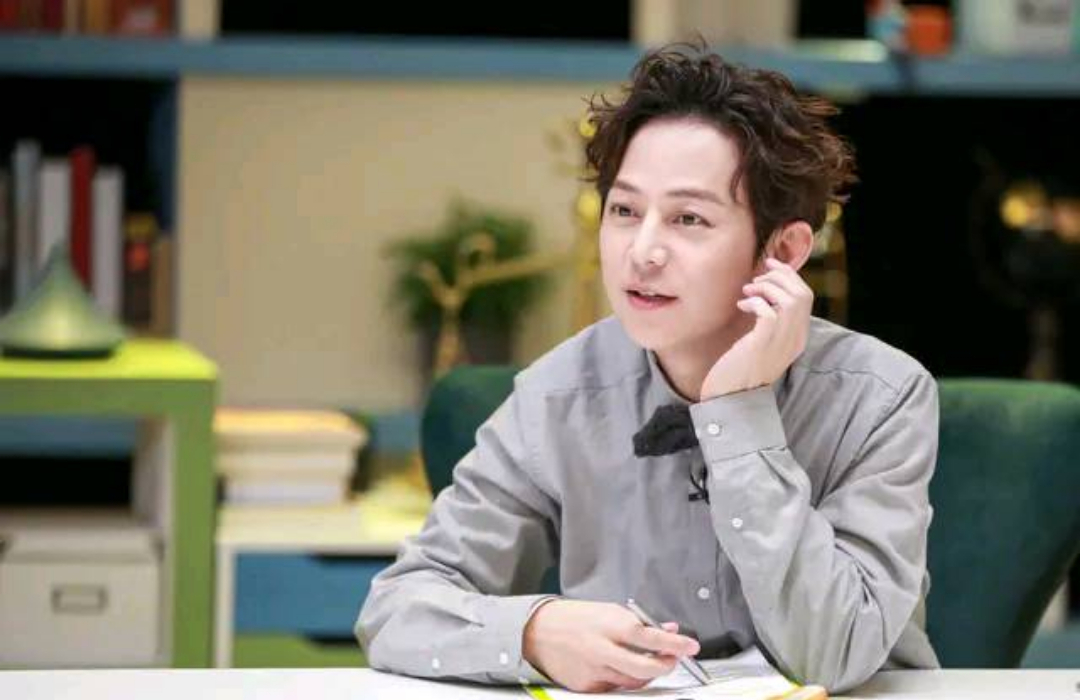 何炅|何炅“四宗罪”跌落神坛？从万人捧到遭唾弃，牵手照只是冰山一角