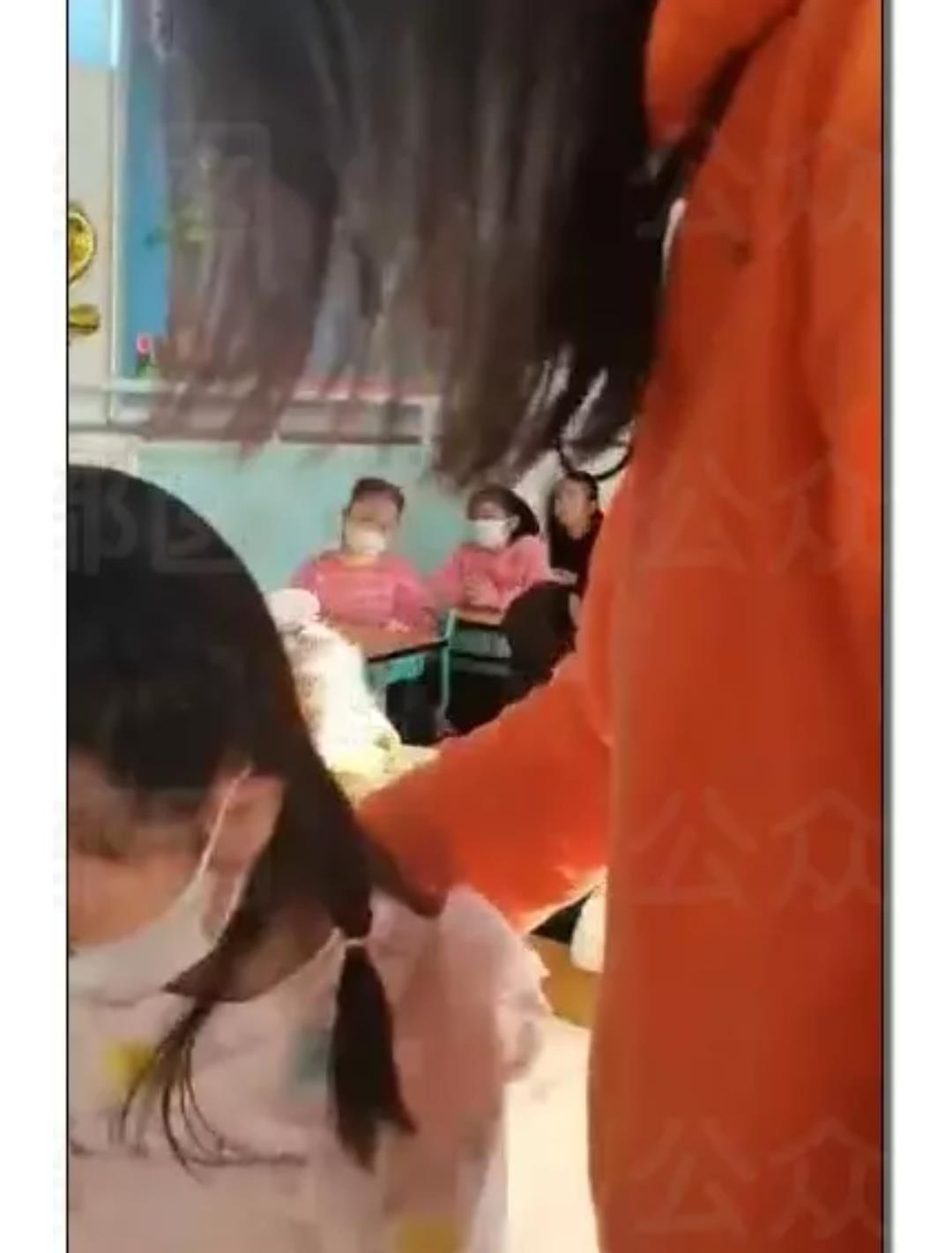 女孩|小学老师用污言秽语批评一年级学生，并发家长群，引发家长不满