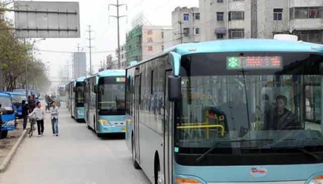 文风雨 公交车仅收2元，加油钱都不够？看似亏本生意，实则靠“2招”躺赚