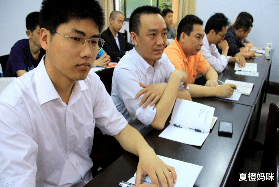 夏橙妈咪|年薪30万的985大学生,不如月薪4000的公务员?你会选择哪个