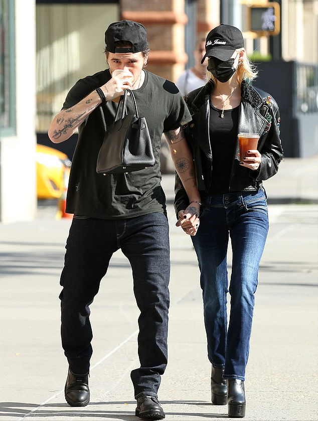 贝克汉姆|贝嫂大儿子和未婚妻红毯热吻!妮可拉穿粉裙好美,大布还穿增高鞋