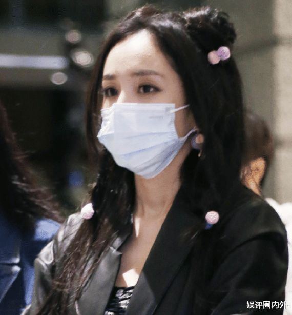 杨幂|杨幂录节目凌晨收工，男保镖暴力推开围观粉丝，杨幂喊话阻止保镖