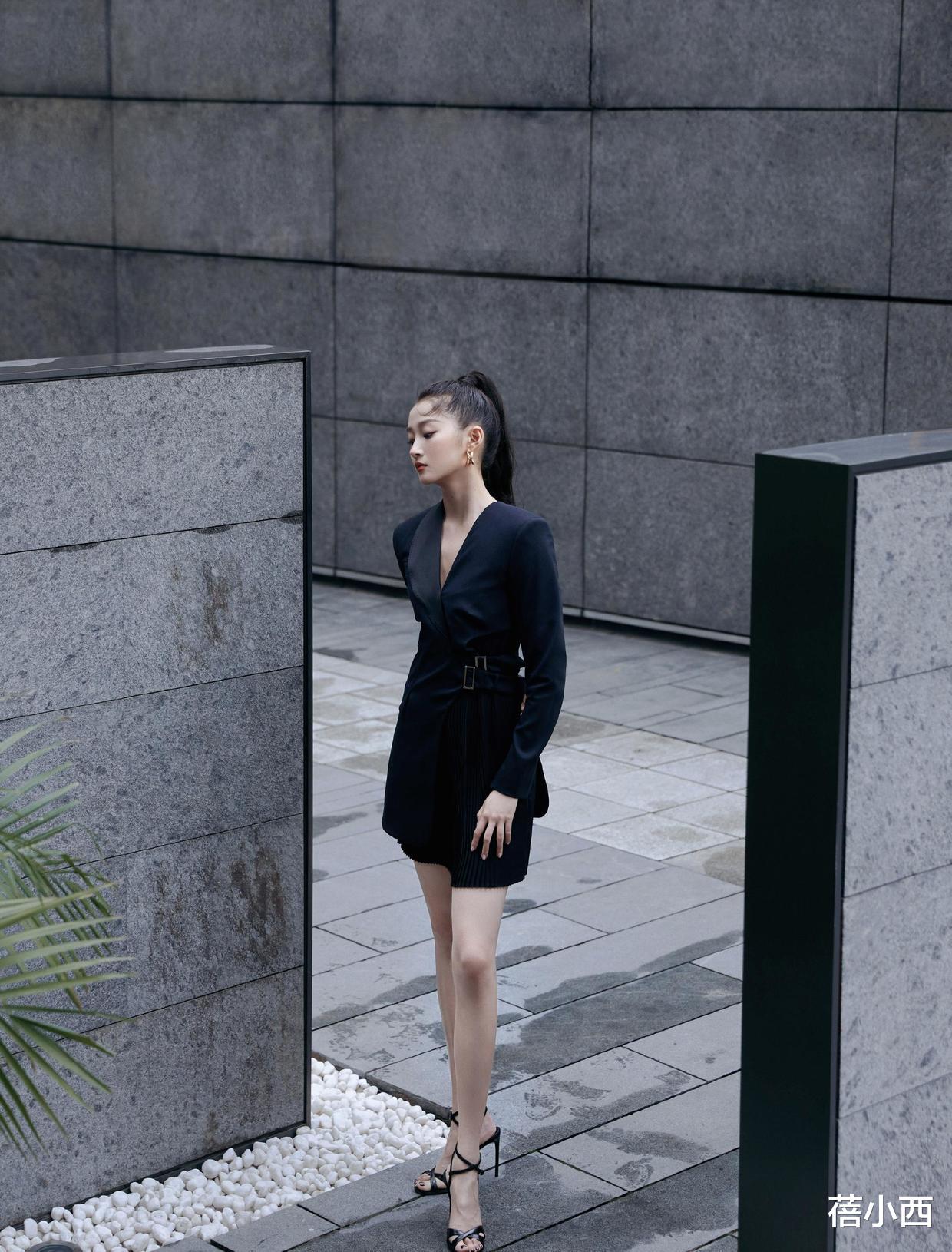 穿衣搭配|原来关晓彤气质这么惊艳，穿黑色长款西装扎高马尾，看着十分高级