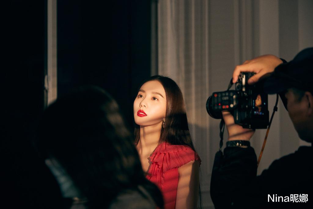 刘诗诗|刘诗诗生完孩子胆真肥，穿毛衣故意露肩配丝袜沙发上摆拍，不怕龙哥吃醋