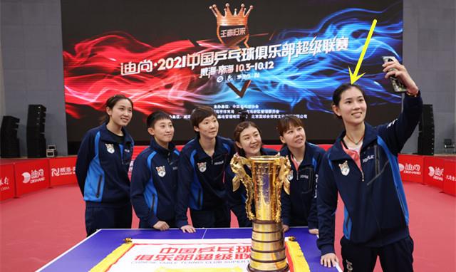 可馨育娃|国乒巨星给孙颖莎颁发两项大奖！刘国梁逗笑众人，19岁美女再抢镜