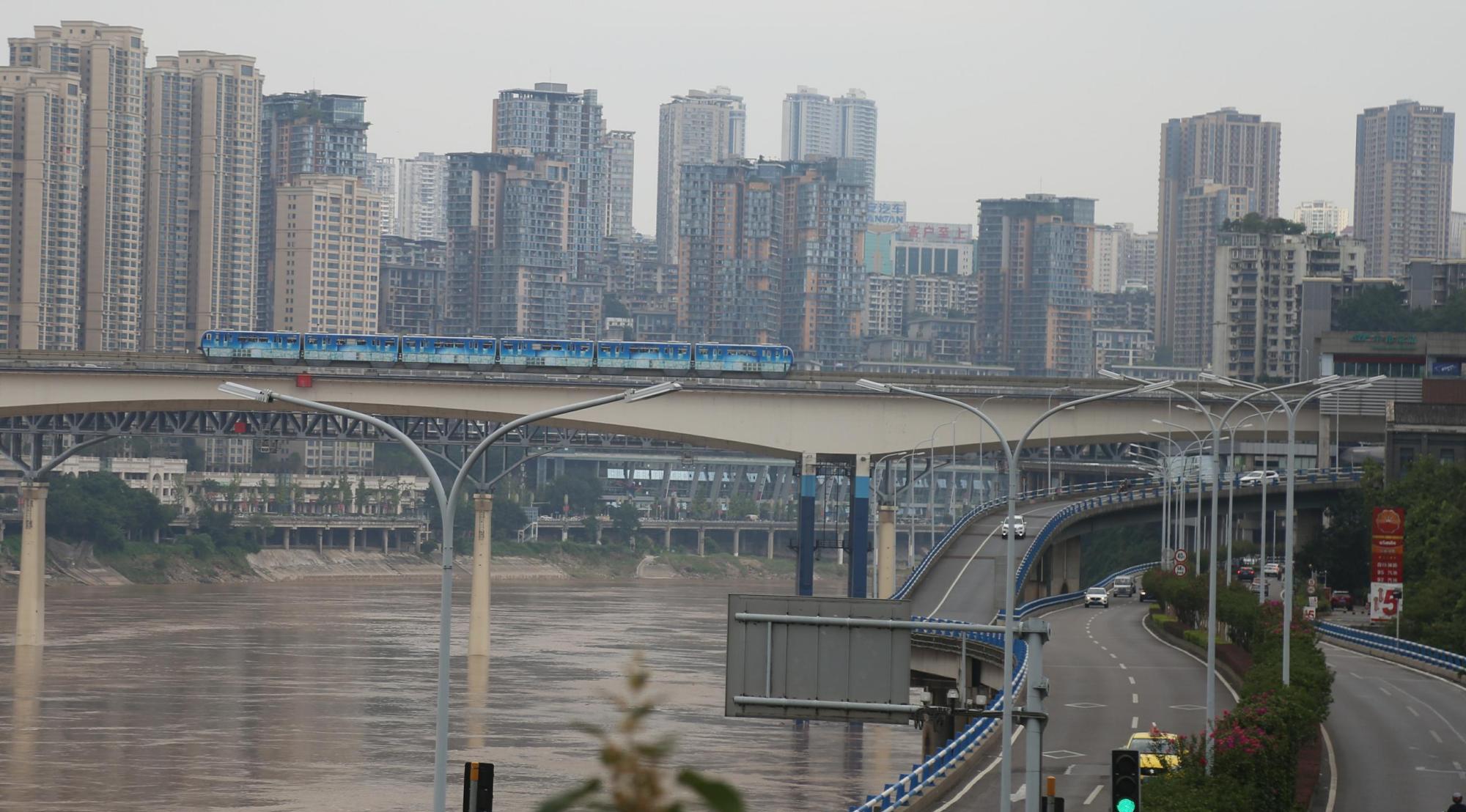 重庆|“轻轨穿楼”景点依旧很火，有人跑2千公里，花4千块钱来拍张照片