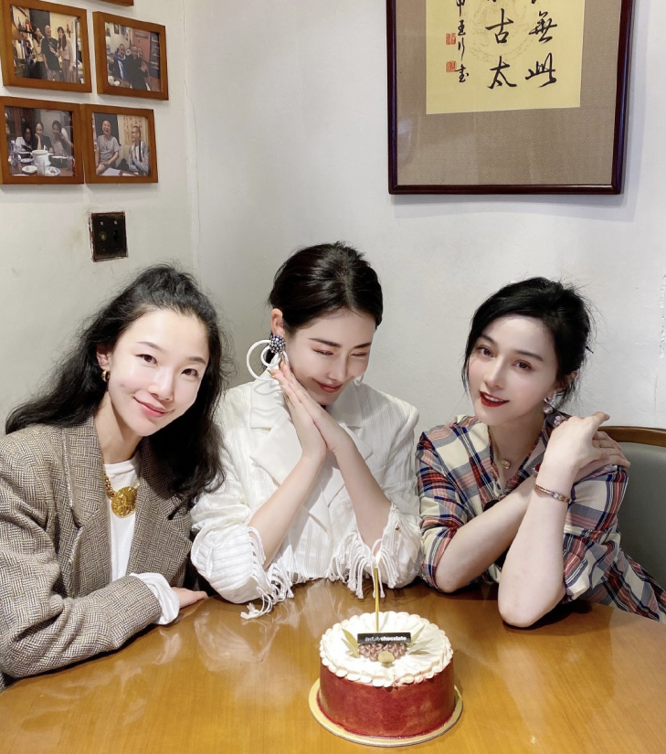 范冰冰|美颜滤镜下的范冰冰真丑,尖嘴猴腮显得刻薄,真不如原相机好看