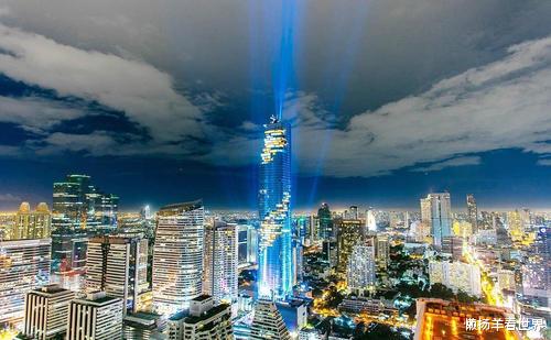 泰國花46億建造第一高樓，白天看著像爛尾樓，一開燈驚艷眾人！-圖3