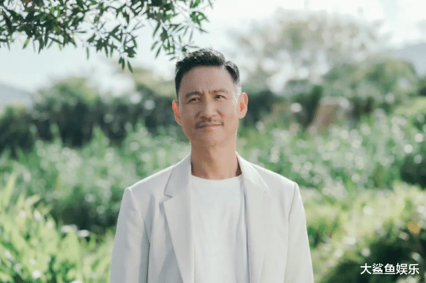 苗侨伟|张学友穿一身修身黑西服状态潇洒似小伙，比同台港姐还抢镜