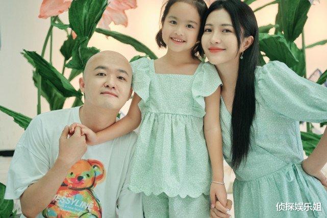 明星素颜|包文婧晒全家出游照，饺子暴风抽高，包贝尔被拍成一米八大长腿