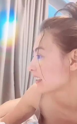 彬仔说经典|冻龄41岁张柏芝与儿子索吻！穿吊带真空上阵险些走光