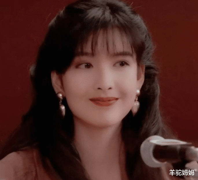 周慧敏|为了防止变老不生娃也不晒太阳，现在52岁的她堪比25岁，太美了