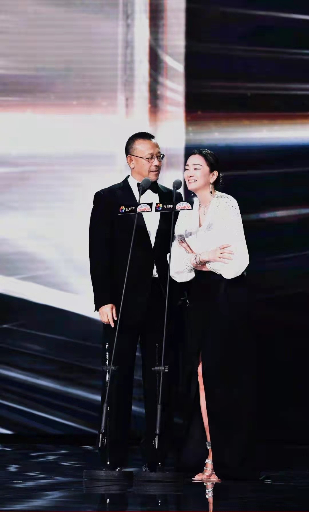 李沁|两位大佬世纪同台！巩俐穿高开叉裙尽显女王风采，跟姜文深情相拥