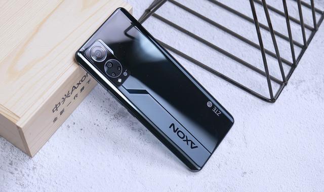 |手机不值钱了，20G+256G还不到三千，对买家来说是好事