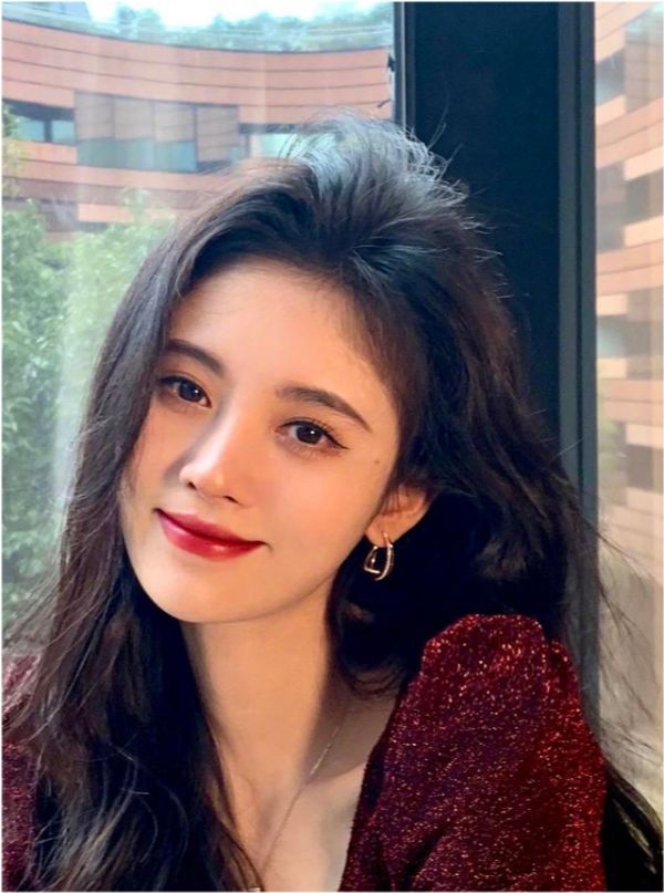 鞠婧祎|鞠婧祎不愧是“港风美人”，“发量惊人”让人羡慕，多年自用的洗发水火了