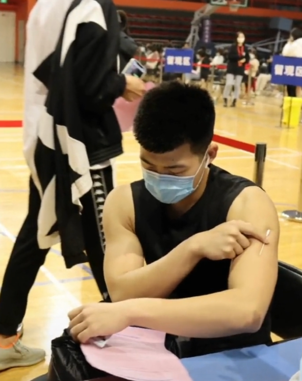 疫苗|肌肉帅哥接种疫苗，秀出麒麟臂满屏荷尔蒙，网友：我也想当护士！