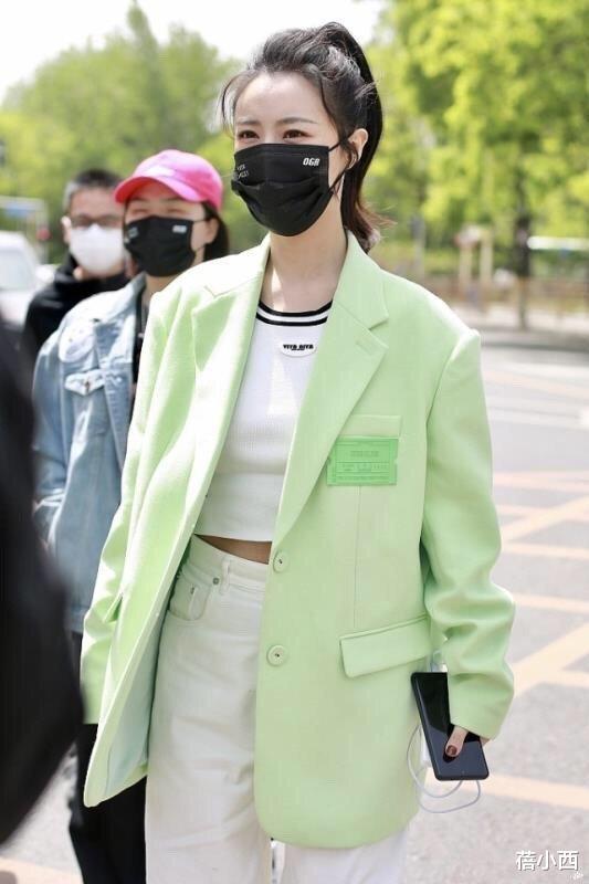 蓓小西|难怪薇娅带货那么厉害,私下穿搭也是个潮人,绿西装配白裤子真美