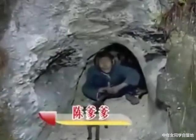 中年女同学自留地|老夫妻住狗洞吃剩饭,进出只能佝偻着身子,晚上和野狗共眠