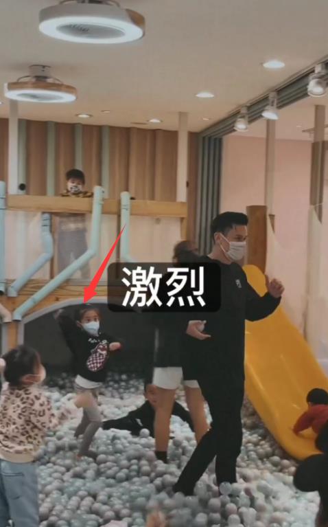 杨幂|修杰楷生日派对高举干儿子，Bo妞吃醋向爸爸索抱，咘咘绑马尾亮相