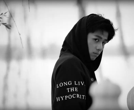 白敬亭|圈内人爆料男流量恋情，同时交往男助理和女友，还为劝架受伤