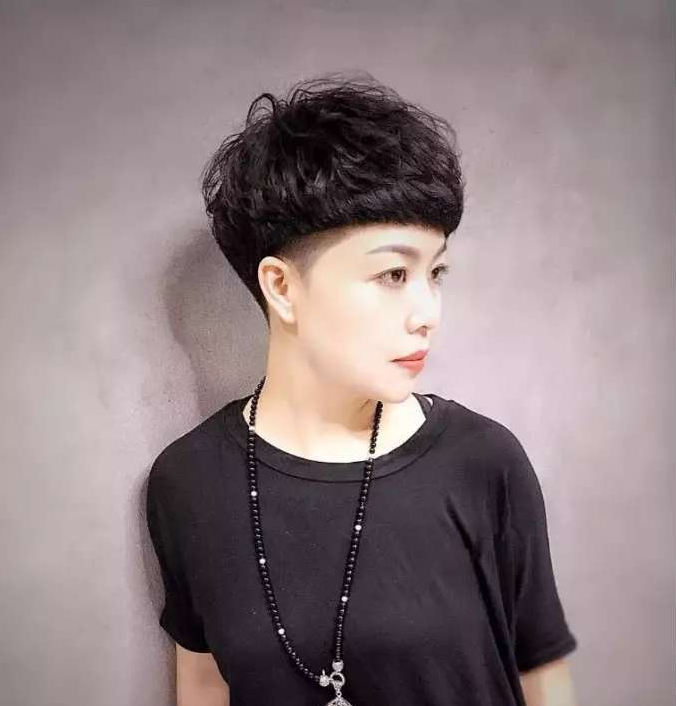短发发型|女人过了四十，留短发要记住这“3不要”，不仅显脸大，还更显老