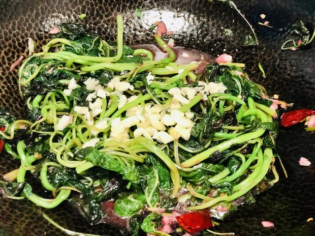 草酸|此菜人称“金不换”，营养价值堪比土鸡蛋，鲜嫩当季，天热要常吃