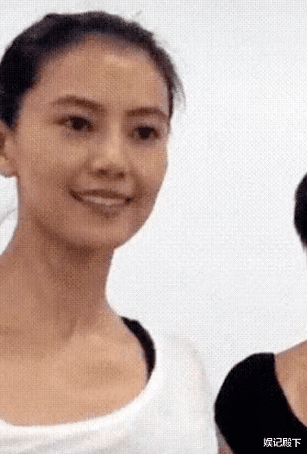 刘德华|当刘德华遇上高圆圆，眼神真的骗不了人，就连手都不想再绅士了！