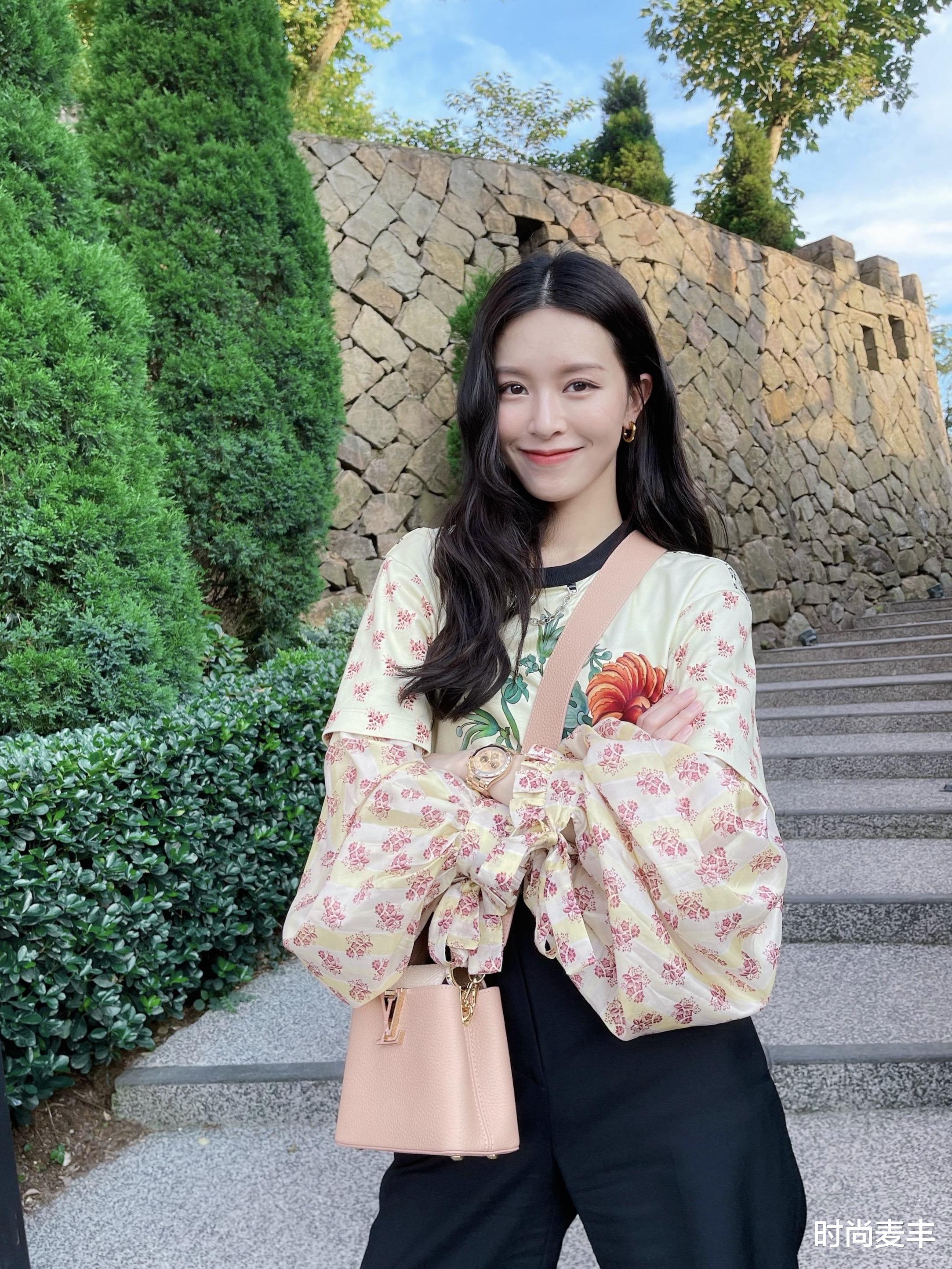 王语嫣|文咏珊扮演新版《天龙八部》王语嫣，白色雪纺古装造型，仙气十足