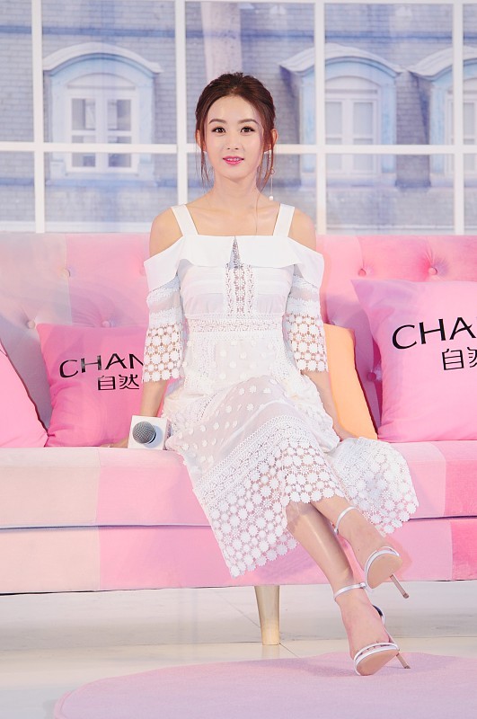 佟丽娅|佟丽娅真的很有女人味，就算穿的这么低调，气质也不输赵丽颖