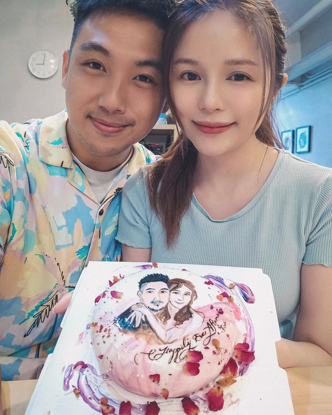 电视剧|33岁港姐官宣结婚!晒合影与老公超有夫妻相,至今官司缠身被追债