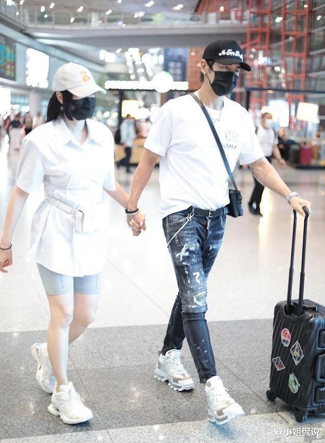 槑小姐侃说|钟丽缇真腻歪,和老公走机场还搂搂抱抱的,穿男友风衬衫仍显曲线