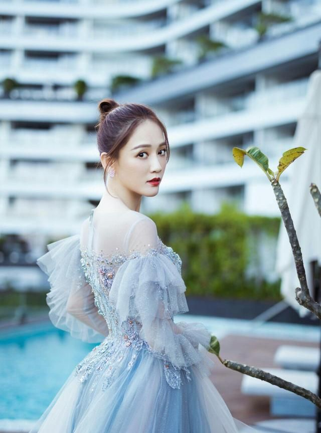 刘美华时尚|陈乔恩太低估自己的身材了，穿“露肩装”太惊艳，女生也羡慕三分
