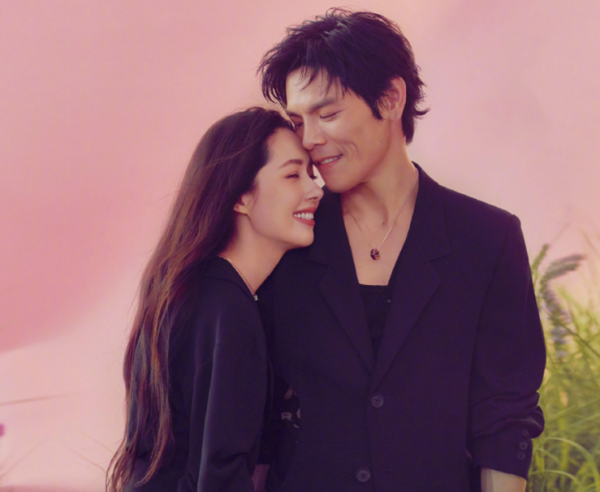 郭碧婷|郭碧婷爸爸请邻居吃饭，疑用狗笼子当饭桌，一次性餐具显廉价