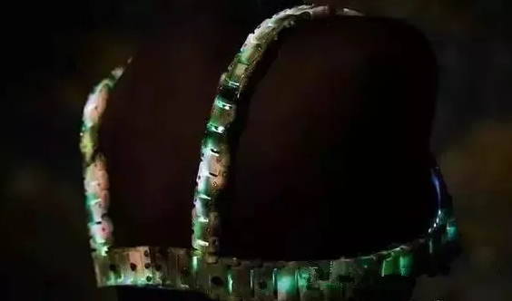 文玩|都说有钱任性，他翡翠做胸衣，有钱人的世界你不懂!