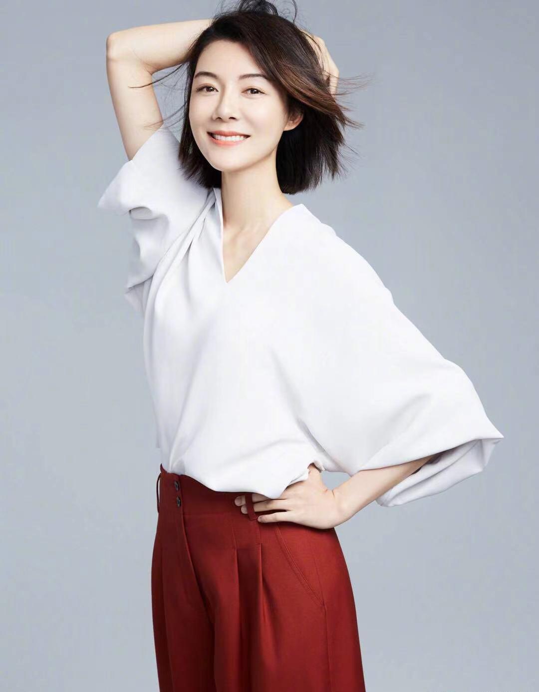 车晓|车晓职场穿搭太有气场了！西装马甲搭配透视衫，高级大气又有范