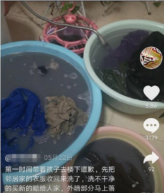 生活美学家 两个熊孩子“高空抛物”，一个被打得屁股开花，一个学会主动承担