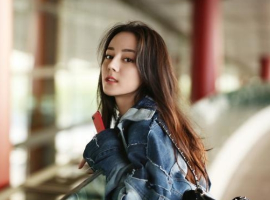 迪丽热巴|迪丽热巴初中照意外流出，身穿新疆服参加校运会，这颜值认真的？