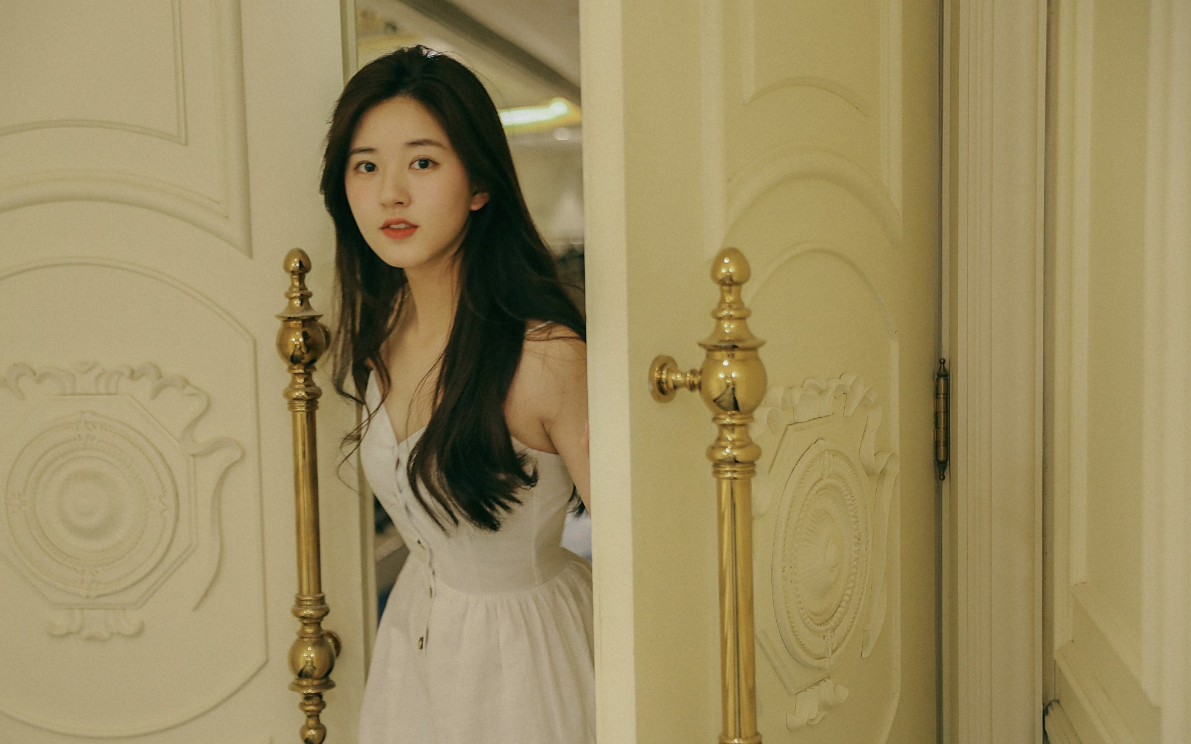 关晓彤|关晓彤非女一号新戏开机，看清女主是谁后，都沦落到给她做配了？