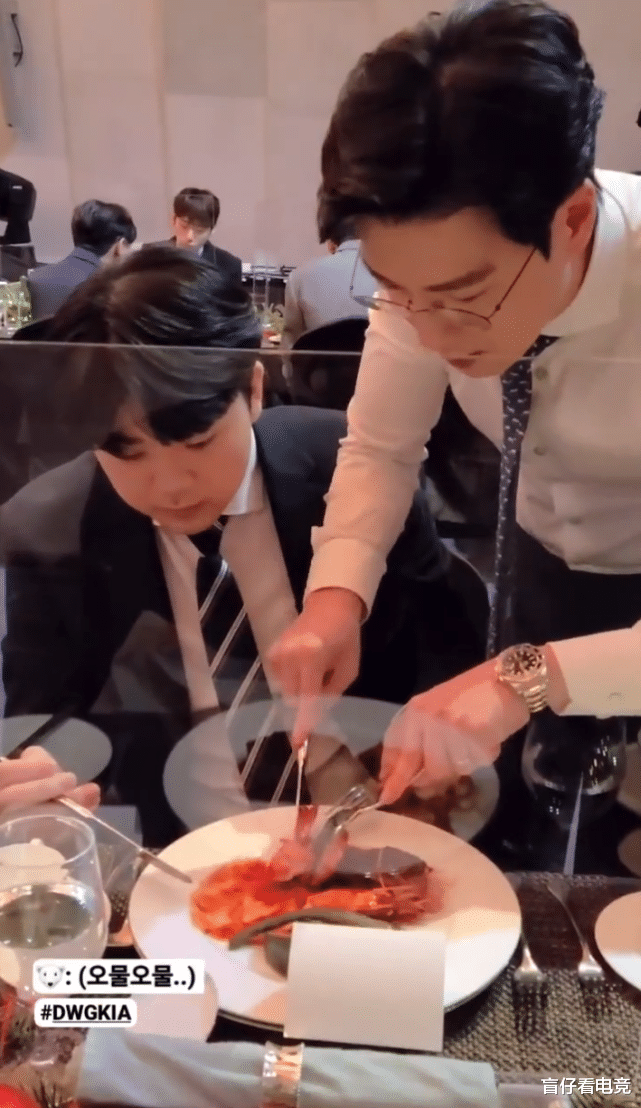 lpl|腾竞也太抠门了！LPL选手集体吃盒饭，LCK选手却在享用牛排龙虾