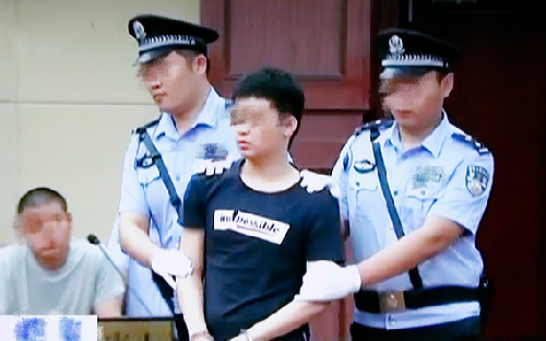 山东辱母杀人案:母亲被高利贷催债人员侮辱,儿子挥刀捅刺4人