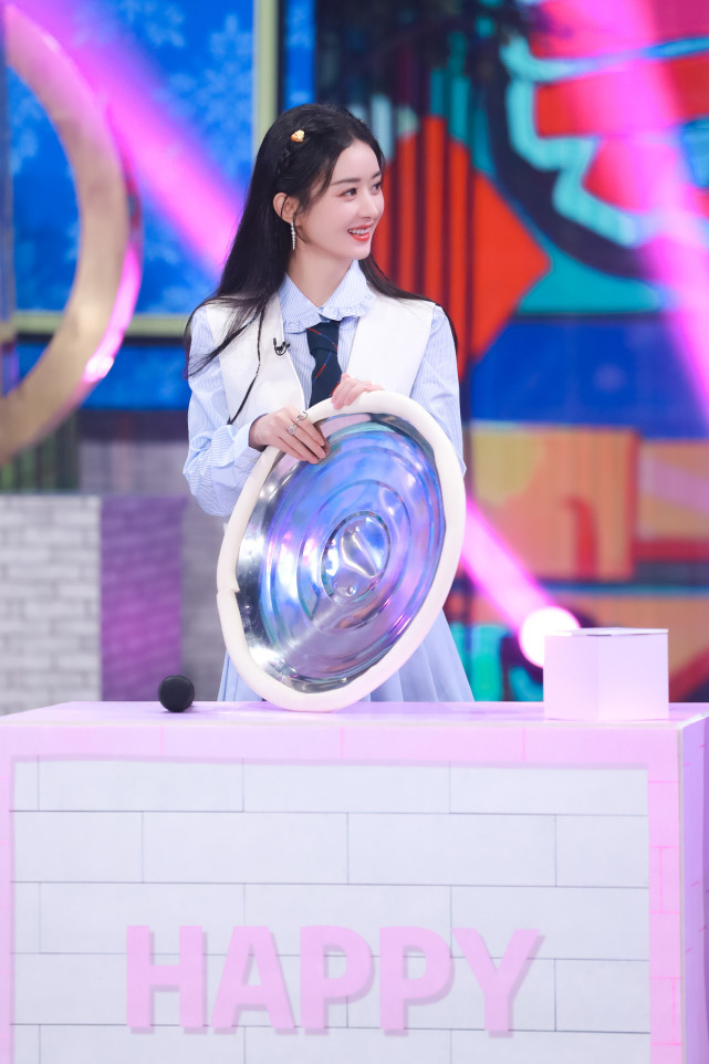 梁烈唯|赵丽颖真会抢谢娜风头！穿学院风竟美过主角，笑起来甜过初恋女神