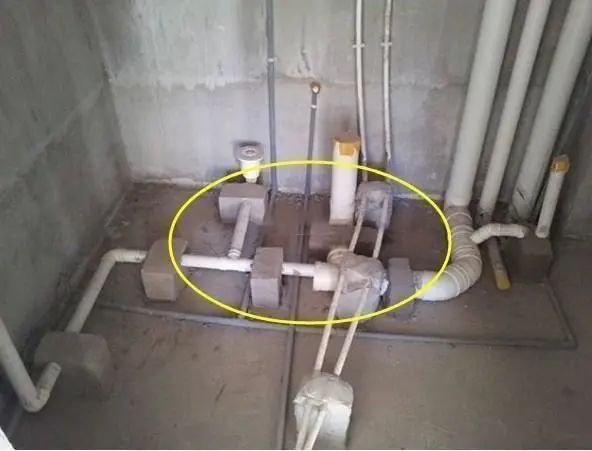 卫生间装修，懂行的选“下沉式”，50年不出问题，免吊顶还静音