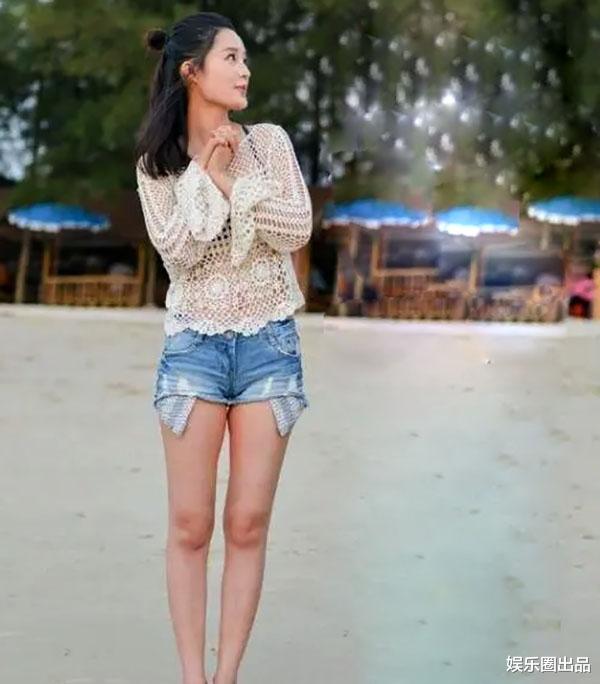 |李沁综艺旧照曝光，穿网格上衣扎丸子头，造型清爽引起热议