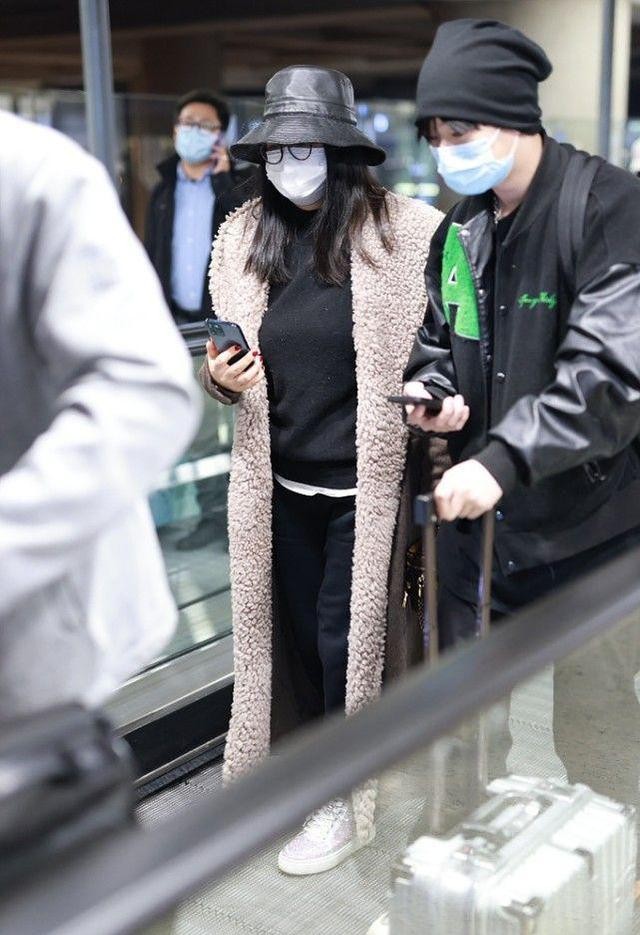 李湘|李湘过冬真认真，穿羊羔毛大衣肿得像企鹅，拎2万手袋也拯救不了